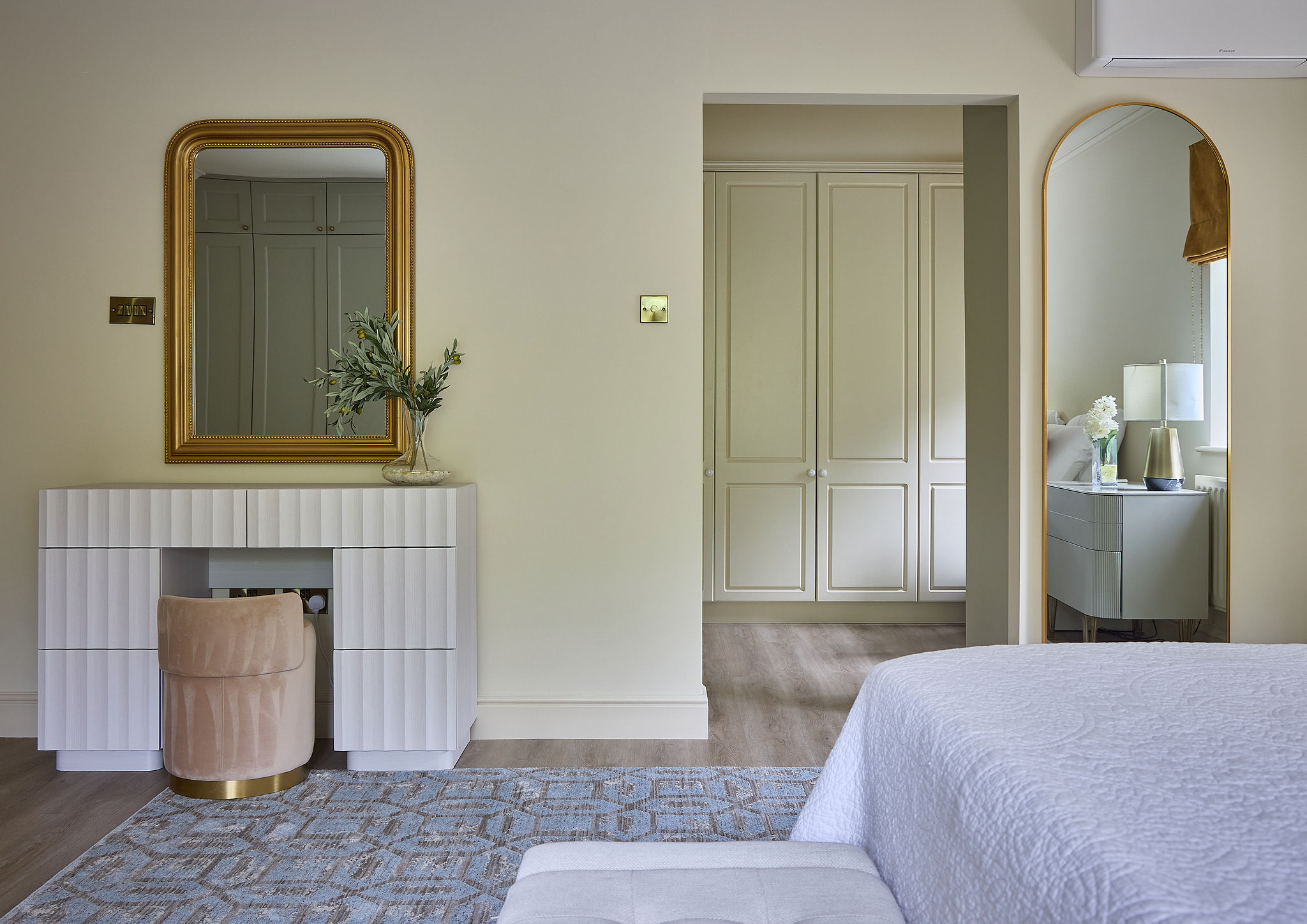 Bedroom interior design by Elmbridge Design, Burwood Park project photo 21
